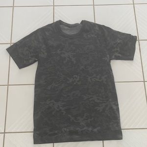 Lululemon Mens Metal Vent Texh. Gray with pattern. Size med. perfect condition!